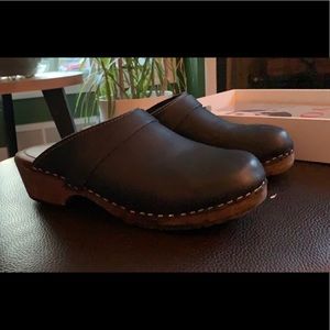 Navy clogs from Lotta size 40